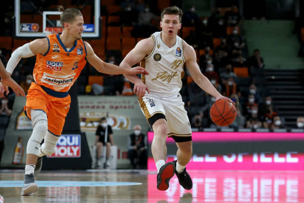 许多球员通 许多球员通